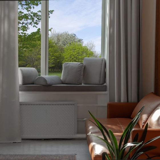 Подушки на заказ в стиле лофт матрас на подоконнике серый